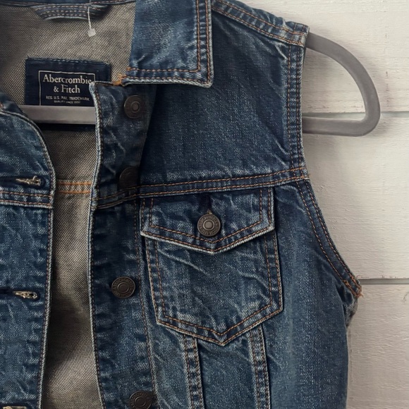 Abercrombie & Fitch Blue Denim Vest, cropped and has raw hem. Great condition - Picture 3 of 9